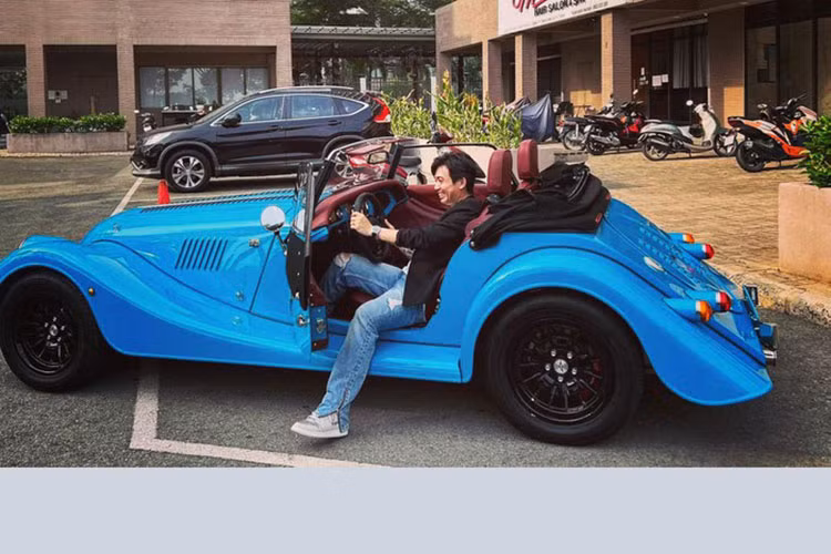 Chiếc Morgan Plus Four của Cường Đô la do một đơn vị chuyên kinh doanh xe sang và siêu xe đưa về. Qua những hình ảnh mà vị doanh nhân trẻ chia sẻ, có thể thấy chiếc xe thể thao Anh Quốc thuộc thế hệ mới nhất và cũng là chiếc xe đầu tiên cập bến Việt Nam.