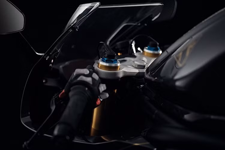 Các công nghệ hỗ trợ người lái trên Triumph Speed Triple 1200 RR Bond Edition có kiểm soát lực kéo khi vào cua, hỗ trợ sang số nhanh 2 chiều, khởi động không cần chìa khóa, kiểm soát hành trình và 5 chế độ lái khác nhau.