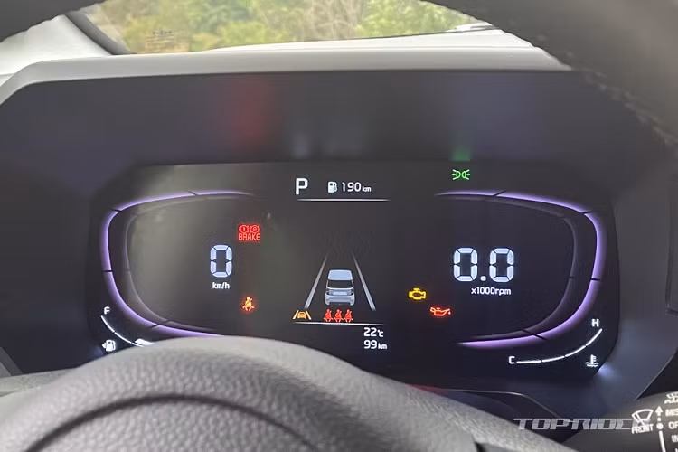 Vòng ra đằng sau, chúng ta sẽ bắt gặp cụm đèn hậu LED mới với thiết kế hình chữ "C" giống dải đèn LED định vị ban ngày và được bao quanh bằng viền màu đen bóng. Cửa cốp sau của xe cũng đã được làm mới. Thêm vào đó là cản sau tích hợp đèn phản quang nằm dọc và bộ khuếch tán gió giả màu đen.