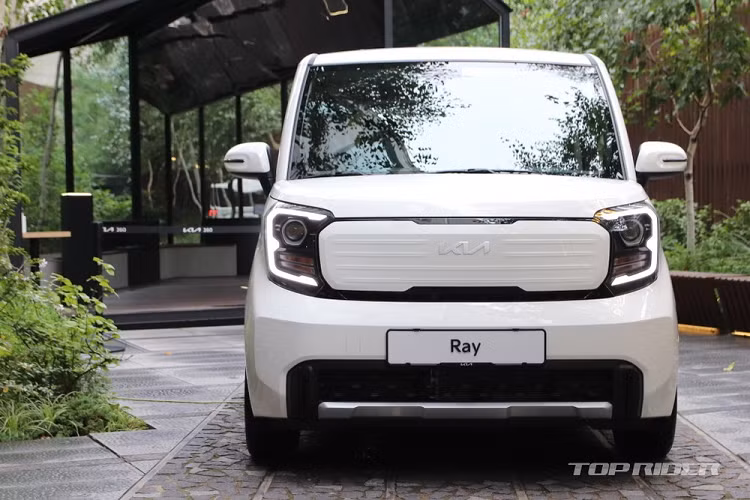 Tuy là xe dùng động cơ xăng nhưng Kia Ray 2023 lại mang trên mình thiết kế như ô tô điện. Nguyên nhân là do xe được trang bị lưới tản nhiệt "mũi hổ" đóng kín và tích hợp logo của hãng Kia.