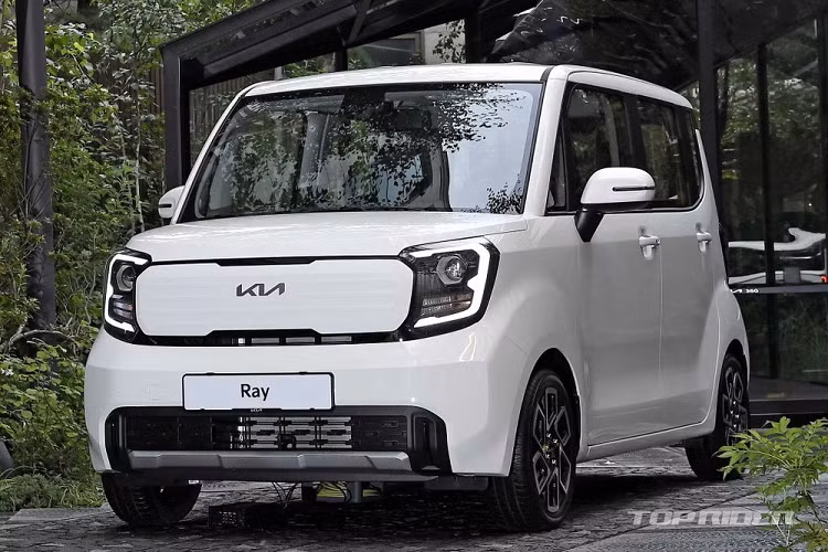 Nằm hai bên lưới tản nhiệt là cụm đèn pha nằm dọc, đi với dải đèn LED định vị ban ngày hình chữ "C" mới. Theo hãng Kia, dải đèn LED định vị ban ngày này được thiết kế với cảm hứng bản đồ sao, tương tự Seltos mới.
