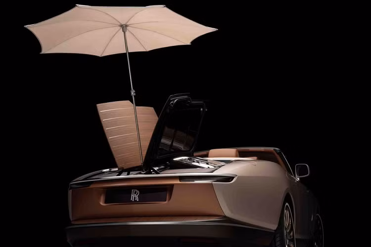 Alex Innes, Trưởng bộ phận Thiết kế Coachbuild, cho biết, “Boat Tail đánh dấu một bước ngoặt về tài năng khéo léo và sự tự do sáng tạo. Việc chế tác thủ công một chiếc xe ô tô động cơ đã mở ra một lĩnh vực khám phá và khả năng mới: chúng tôi có thể đạt được những thành tựu và giải quyết những thách thức mà bị giới hạn khi sử dụng các phương pháp công nghiệp hóa thông thường.
