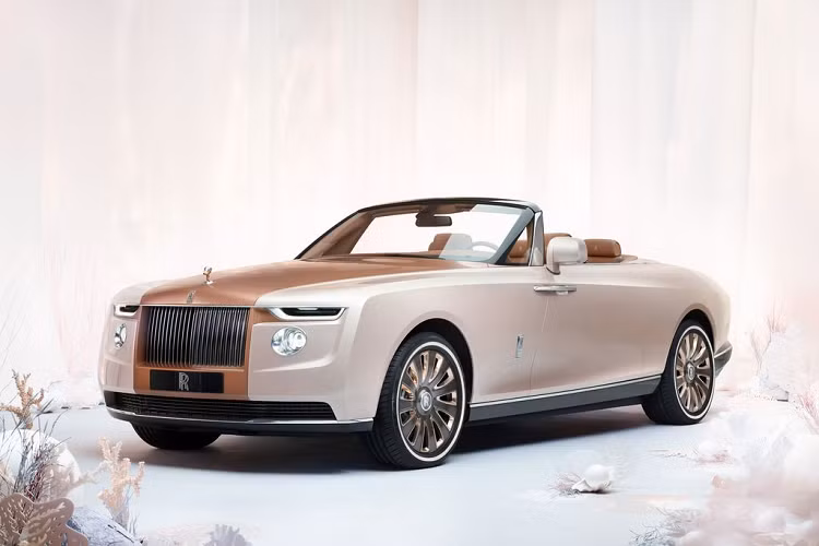 Rolls-Royce Boat Tail siêu sang được chế tạo hoàn toàn thủ công. Các tấm thân xe được làm từ những tấm nhôm đơn, có kích thước lớn để tạo ra đường nét đặc biệt, gợi nhớ đến những chiếc du thuyền đua hồi đầu thế kỷ 20. Xét về mọi mặt, chiếc xe hơi xuất sắc này hoàn toàn là sản phẩm độc nhất vô nhị.