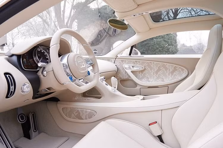 Siêu phẩm Bugatti Chiron Hermes Edition sở hữu "bộ cánh" màu trắng ngà kết hợp với một số chi tiết màu đen huyền bí và các họa tiết hình chữ H đặc trưng của nhà mốt Hermes.