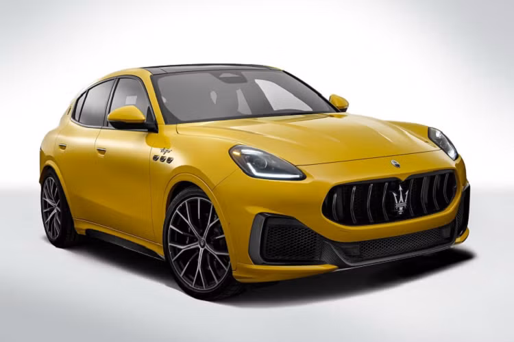 Để hãm lại sức mạnh của xe, Maserati trang bị cho Grecale bộ phanh Brembo 6 pít-tông ở trước và 4 pít-tông ở sau. Bản Trofeo sẽ có thêm chế độ vận hành Corsa giúp tăng độ nhạy của ga và tốc độ sang số. Hệ thống kiểm soát lực kéo trên bản Trofeo cũng được hiệu chỉnh lại để hoạt động tốt hơn cùng tính năng hỗ trợ đề-pa.