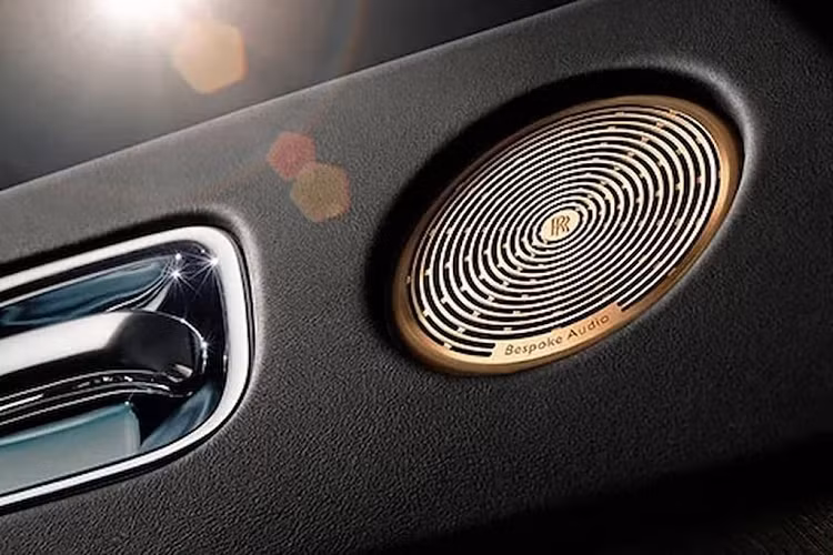 Trong một chiếc Rolls-Royce Phantom chạy ở tốc độ 112 km/h, hệ thống âm thanh này không hề bị ảnh hưởng bởi bất kỳ tạp âm nào từ bên ngoài, hành khách vẫn có thể nghe rõ từng âm thanh từ nguồn phát kém chất lượng như đài AM/FM.