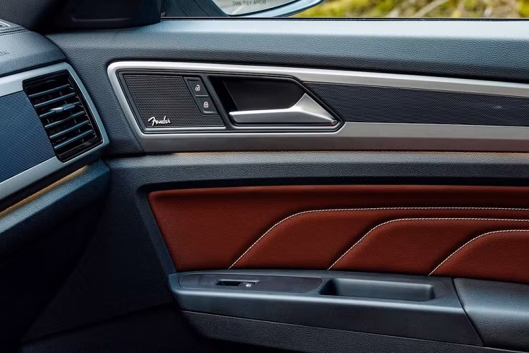  2. Dàn loa Fender trên xe Nissan/Volkswagen Tại Mỹ, Fender là hệ thống âm thanh được trang bị tiêu chuẩn trên trên các mẫu xe bán tải chủ lực của Nissan. Ngoài ra, một số mẫu xe tới từ thương hiệu Volkswagen cũng được cung cấp dàn âm thanh này.