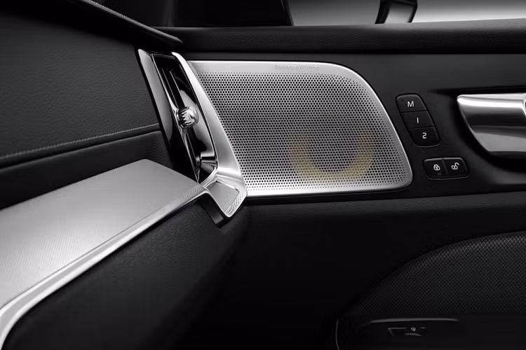 Tại thị trường Việt Nam, các mẫu xe Volvo sở hữu dàn âm thanh Bowers &amp; Wilkins gồm có S90, XC90 T8 Recharge, V60 Cross Country, XC60 T8 Recharge.