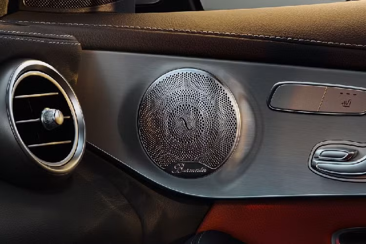  3. Dàn loa Burmester trên xe Mercedes-Benz Chi tiết, chính xác và cao cấp là những gì mà Carbuzz đánh giá về Burmester trên xe Mercedes-Benz. Hệ thống âm thanh Burmester góp phần tạo nên sự cân bằng và yên tĩnh trong cabin của các mẫu xe Mercedes nhờ công nghệ âm trầm khác biệt. Điển hình như trên EQS, không có loa siêu trầm nào được trang bị trên xe, thay vào đó là một buồng trầm được tích hợp ở phía cabin trước.