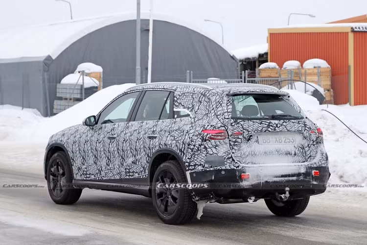 Mức giá xe Mercedes-Benz GLC 2023 cũng như ngày ra mắt chưa được công bố chính thức, mẫu xe SUV hạng sang này sẽ tiếp tục là đối thủ "đáng gờm" của BMW X3, Audi Q5, Lexus NX và Volvo XC60.