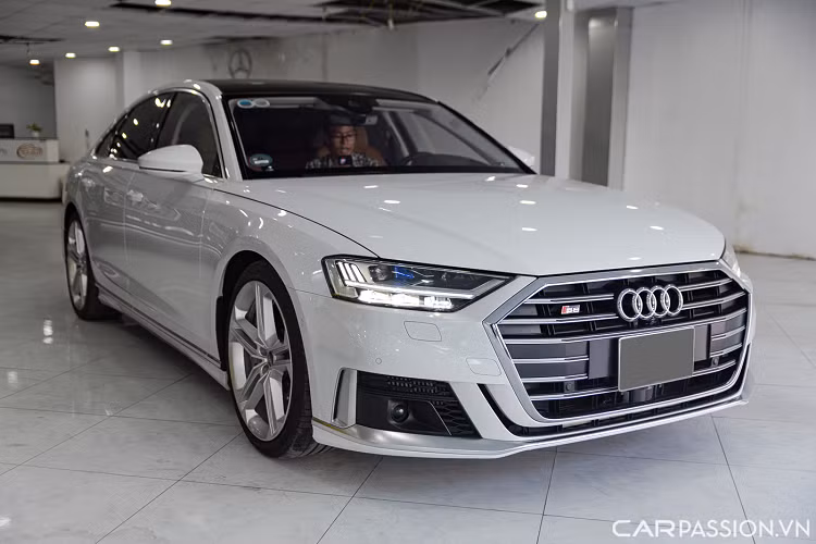 Audi S8 sử dụng khối động cơ V8 4.0L tăng áp kép từ bản A8 tiêu chuẩn, tuy nhiên đã được các kỹ sư Audi đã điều chỉnh để tăng công suất lên ngưỡng 563 mã lực nhờ đạt mô men xoắn cực đại 800 Nm. Chiếc sedan hạng sang cỡ lớn với động cơ V8 thể thao có khả năng tăng tốc từ 0 - 100 km/h chỉ trong vòng 3,8 giây.