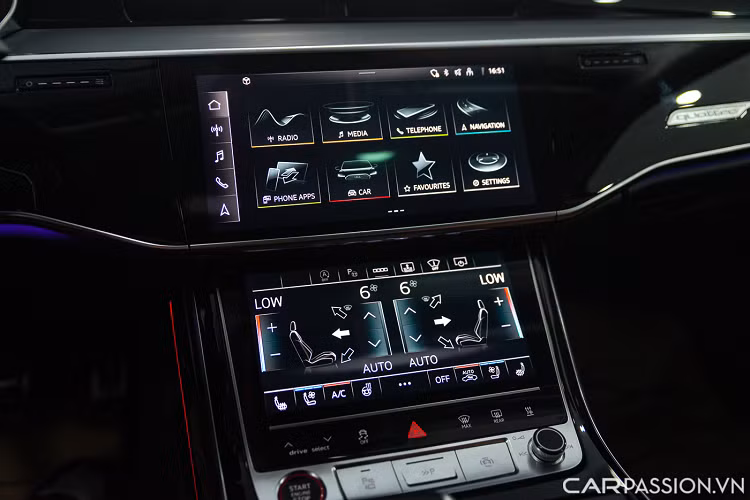 Sau vô-lăng là cụm đồng hồ điện tử 12,3 inch hiển thị đa thông tin đi kèm màn hình Head-Up Display phía trên táp-lô.