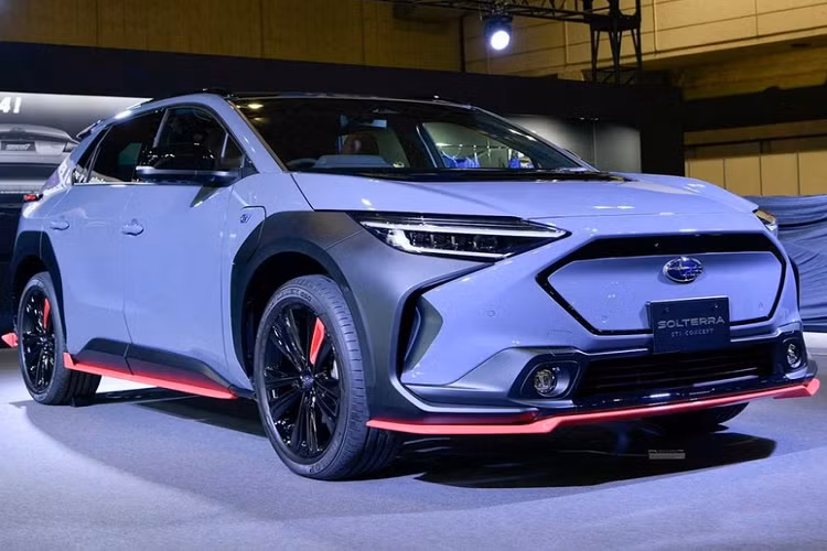 Theo thông báo trước đây cho biết, Subaru Solterra có trang bị 2 mô tơ điện, một trên mỗi trục bánh, và mỗi mô tơ sản sinh 107 mã lực, tạo nên tổng công suất 214 mã lực. Với bộ pin lithium-ion 71,4 kWh, SUV Solterra có phạm vi hoạt động khoảng 460 km theo tiêu chuẩn WLTC của Nhật Bản. Trong khi đó, phiên bản xe Mỹ có phạm hoạt động dự tính là trên 350 km.