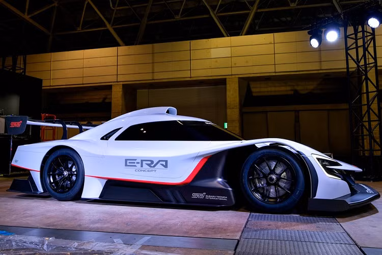 Mẫu xe đáng lưu ý hơn là Subaru STI E-RA Concept 2023 mới. Nó là một phần của Dự án Thử thách STI E-RA của công ty, một nghiên cứu xe đua thể thao STI trong tương lai gần. Thông qua mẫu concept này, nhà sản xuất xe Nhật bản hi vọng thu được kinh nghiệm áp dụng công nghệ mới trong thế giới motorsport ở thời đại carbon trung tính.