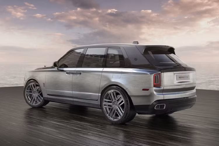 Không rõ giá xe Rolls-Royce Cullinan Yachting Edition là bao nhiêu nhưng chắc chắn nó cao hơn rất nhiều so với mức khởi điểm 335.000 USD (khoảng 7,8 tỷ dồng) của Cullinan tiêu chuẩn.