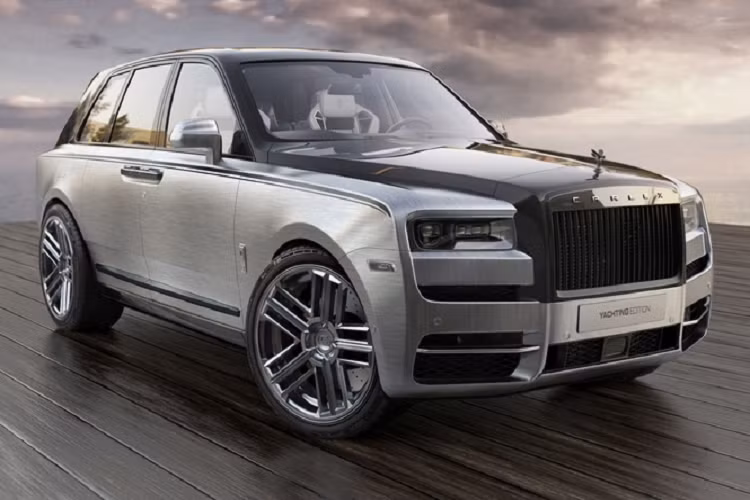 Điểm nhấn của chiếc Rolls-Royce Cullinan Yachting Edition 2022 mới nằm ở chương trình sơn ngoại thất 2 tông đen - bạc, với phần thân dưới màu bạc và được chà thủ công tạo ra hiệu ứng đặc biệt.