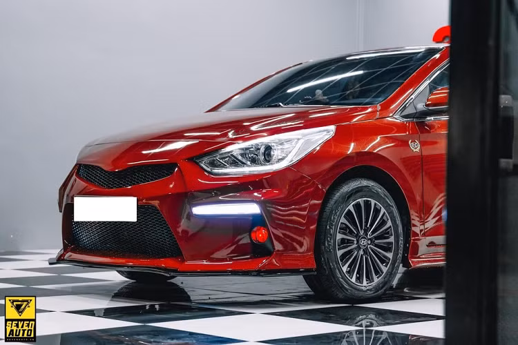Bộ body kit này do thợ Tây Ninh thực hiện bao gồm mặt ca-lăng của xe được chia thành 2 phần riêng biệt kết hợp với đó là những nét cắt rất táo bạo, chiếc xe Hyundai Accent này được những người thợ tích hợp thêm cánh lướt gió phía trước sơn màu đen, tương phản màu đỏ của ngoại thất xe.