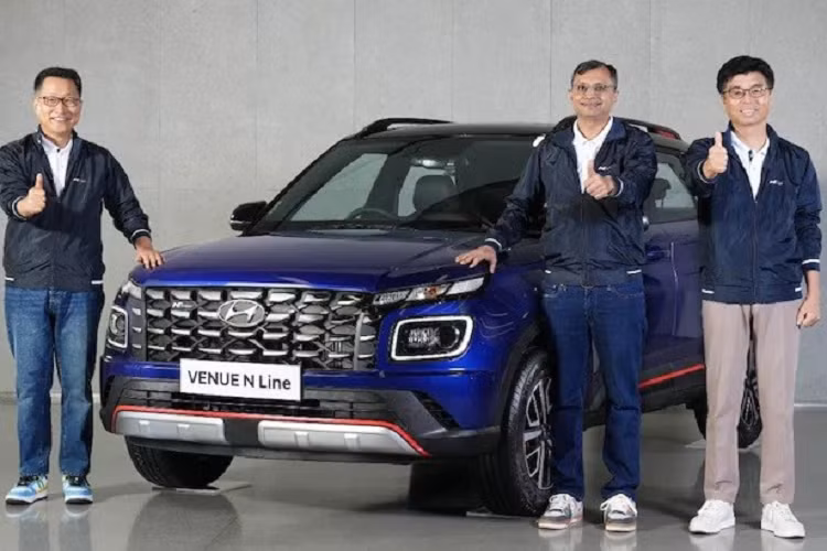 Sau khi được hé lộ hình ảnh vào hồi cuối tháng 8 năm nay, Hyundai Venue 2022 phiên bản N Line đã chính thức ra mắt thị trường Ấn Độ.