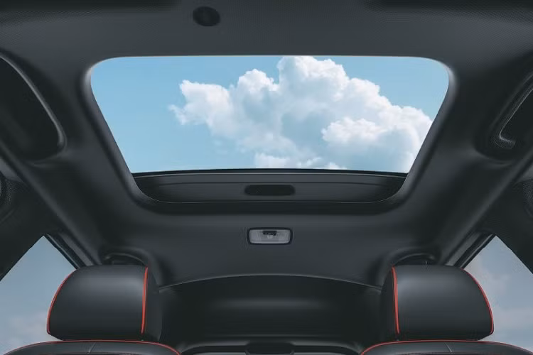 Các trang bị an toàn của Hyundai Venue N Line 2022 cũng không có gì mới mẻ, vẫn là hệ thống cân bằng điện tử, hỗ trợ khởi hành ngang dốc và trợ lực phanh tiêu chuẩn. Bản N6 chỉ có 2 túi khí trong khi bản N8 có 6 túi khí.