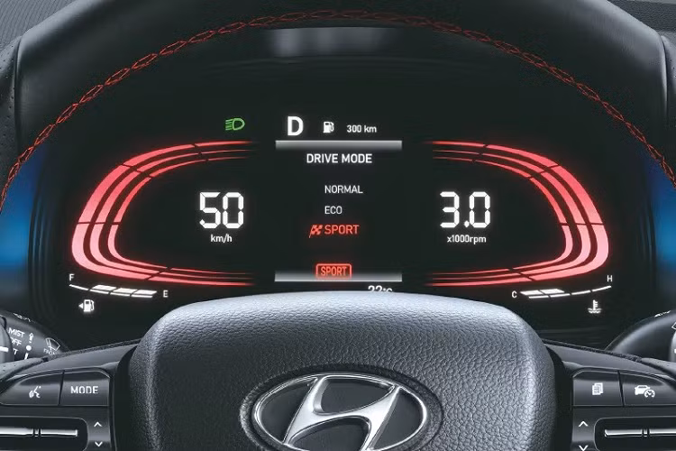 Được phát triển dựa trên bản cao cấp nhất SX(O) nên Hyundai Venue N Line 2022 cũng có những trang bị như camera hành trình với 2 camera...Bảng đồng hồ kỹ thuật số, màn hình cảm ứng trung tâm 8 inch, hỗ trợ Apple CarPlay/Android Auto