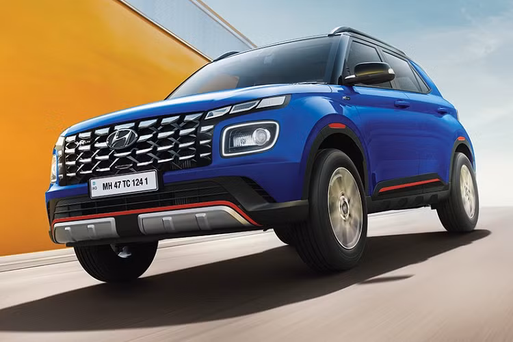 Đây là mẫu xe thứ 2 của Hyundai được bổ sung phiên bản N Line thể thao tại thị trường Ấn Độ, sau i20. Tương tự i20 N Line, Hyundai Venue N Line 2022 cũng chỉ thay đổi nhẹ trong thiết kế ngoại thất và nội thất để người dùng dễ phân biệt với xe tiêu chuẩn.