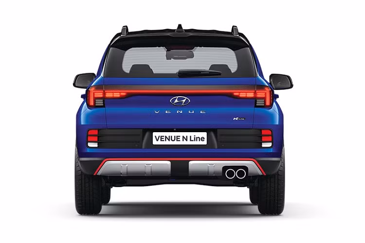 Những thay đổi tiếp theo của Hyundai Venue N Line 2022 so với bản thường nằm ở bộ vành hợp kim 16 inch đa chấu, cùm phanh màu đỏ trên bánh trước, vỏ gương ngoại thất và baga nóc màu đen.