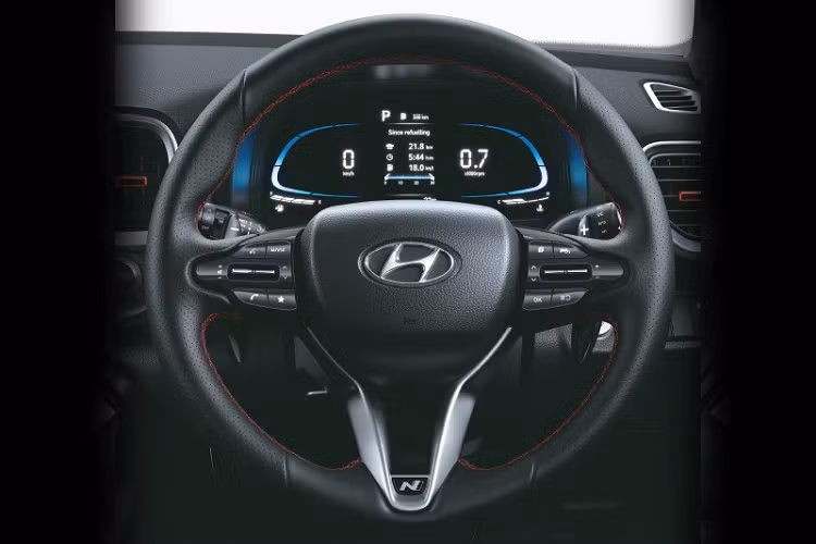 Trên ghế và cần số còn có thêm logo "N" đặc trưng của các mẫu xe thể thao nhà Hyundai. Tiếp đến là vô lăng 3 chấu mới với thiết kế tương tự Hyundai i20 N Line.