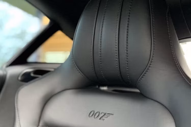 Bên trong khoang lái xe Aston Martin Vantage 007 Edition có chi tiết logo 007 được thêu trên ghế ngồi của xe, bộ phận cá nhân hóa Q by Aston Martin còn vẽ lại cả mô phỏng bảng điều khiển trong phim như nút bấm tên lửa, laser của chiếc xe Aston Martin V8 Vantage xuất hiện trong bộ phim The Living Daylights vào năm 1987