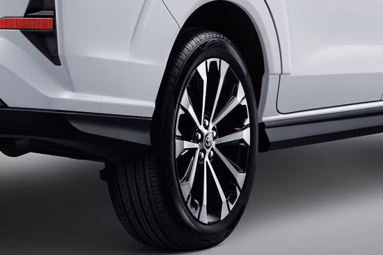 Tại thị trường Indonesia, Toyota Veloz 2022 sẽ được trang bị mâm hợp kim 16 inch hoặc 17 inch tùy phiên bản, phía sau đuôi xe có sự xuất hiện của dải đèn nối liền 2 cụm đèn hậu.