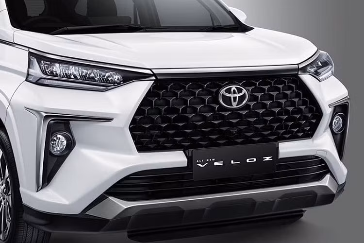 Mẫu xe MPV Toyota Veloz 2022 được phát triển dựa trên cơ sở gầm bệ Daihatsu New Global Architecturre (DNGA) giống Avanza thế hệ mới và cả Toyota Raize đã ra mắt Việt Nam. Đúng với tính chất là phiên bản thể thao hơn của Avanza, Toyota Veloz 2022 sở hữu thiết kế ngoại thất khá hầm hố với phần đầu lấy cảm hứng từ Corolla Cross và RAV4.