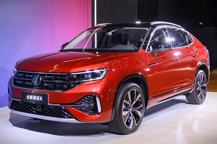 Cản sau của Volkswagen Tayron 2023 cũng được làm mới với 2 đầu ống xả giả mạ crôm của xe được đưa lên vị trí cao hơn so với trước. So với Tayron tiêu chuẩn, Volkswagen Tayron X 2023 có thiết kế chỉ khác ở một số chi tiết như lưới mắt cáo màu đen ở hốc đèn sương mù trước và hốc gió trung tâm, nóc dốc về phía sau theo phong cách coupe, 2 đầu ống xả giả, tấm ốp màu bạc dưới cản trước/sau hay đèn hậu.