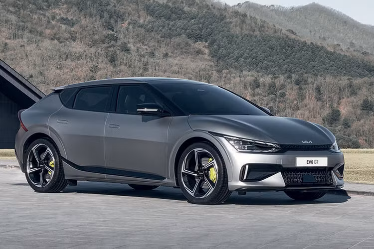 Kia EV6 2022 dự kiến sẽ đến các đại lý tại Mỹ từ đầu tháng 2/2022. Tại Việt Nam, Kia EV6 đã được Thaco công bố kế hoạch bán ra vào giữa năm nay, mức giá chưa được công bố nhưng được dự đoán trên 1,5 tỷ đồng.