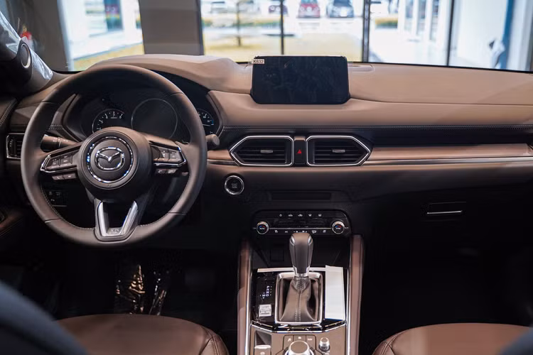 Đây là phiên bản nâng cấp giữa vòng đời (facelift) dành cho mẫu crossover của Mazda, xe được ra mắt toàn cầu lần đầu tiên vào tháng 9 năm ngoái, và vừa về thị trường Đông Nam Á vào tháng 4 vừa qua. Trong khi đó, Mazda CX-5 thế hệ hiện tại đã bán ra từ năm 2017 nhưng chỉ nhận các bản nâng cấp nhỏ theo năm, một bản facelift sẽ phù hợp cho mẫu xe này.