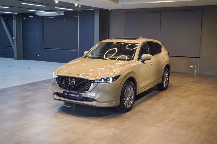 Một số thông tin cho thấy Mazda CX-5 2023 mới sắp được bán ra tại thị trường Việt Nam, dự kiến vào cuối năm nay. Tuy nhiên, đây chưa phải thông tin chính thức do nó xuất phát từ các tư vấn bán hàng của đại lý; do đó, người tiêu dùng vẫn phải chờ công bố từ nhà phà phân phối Thaco.