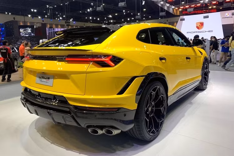 Vô lăng của xe cũng được bọc bằng Alcantara tiêu chuẩn. Bộ phận Ad Personam của hãng Lamborghini sẽ mang đến những trang bị tùy chọn như các chi tiết bằng sợi carbon hay tay nắm cửa màu đỏ cho xe. Sẽ không ngạc nhiên nếu Lamborghini Urus Performante về Việt Nam trong thời gian tới.