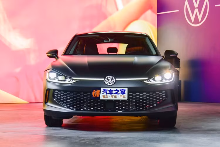  Volkswagen Lamando thế hệ mới là sản phẩm của sự hợp tác giữa SAIC và Volkswagen, được giới thiệu lần đầu tiên vào năm 2014, tại Trung Quốc. Và sau 8 năm có mặt trên thị trường, Lamando đã được bổ sung thế hệ thứ hai tại thị trường tỷ dân. Chiếc sedan cỡ C đã được phát triển thành một mẫu xe thực dụng hơn với kiểu dáng đẹp mắt cùng những trang bị công nghệ hiện đại.