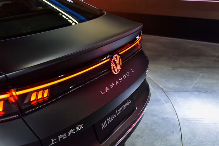 Volkswagen Lamando L 2022 có một “khuôn mặt” khá hung dữ và có phần hơi “nham hiểm” với lưới tản nhiệt cỡ lớn được thiết kế vuốt nhẹ lên trên, rãnh lưới dạng đa điểm và được mạ crôm nổi bật. Hai bên cạnh của lưới là khe gió được đặt nằm dọc.