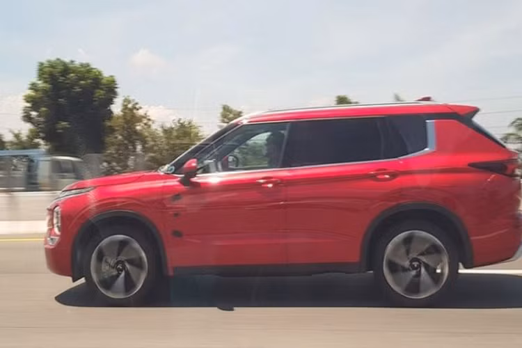 Chiếc Mitsubishi Outlander 2022 tại Thái Lan có ngoại thất màu đỏ và thuộc phiên bản PHEV. Phiên bản này đã được ra mắt lần đầu tiên tại thị trường Nhật Bản vào hồi tháng 10/2021. Outlander PHEV 2022 sử dụng hệ truyền động bao gồm động cơ xăng 2.4L (MIVEC 4B12) kết hợp với mô-tơ điện ở phía trước và phía sau. Động cơ điện phía trước tạo ra công suất 85 kW và mô-men xoắn 255 Nm.