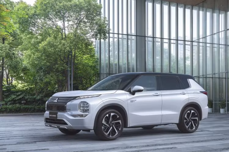 Một điểm nhấn đáng chú ý nữa trên Mitsubishi Outlander 2022 là hệ dẫn động 4 bánh toàn thời gian Super-All Wheel Control (S-AWC) cải tiến, kết hợp với hệ thống điều hướng mô-men xoắn Active Yaw Control mới ở bánh sau. Xe có tổng cộng 7 chế độ lái, bao gồm Normal (thông thường), Tarmac (đường nhựa), Gravel (sỏi), Snow (đường tuyết), Mud (bùn), Power (mạnh mẽ) và Eco (tiết kiệm).