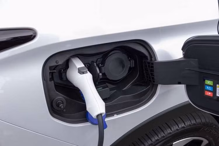 Về kích thước tổng thể, Mitsubishi Outlander 2022 sở hữu số đo chiều dài x chiều rộng x chiều cao lần lượt là 4.680 x 1.860 x 1.748 (mm), trục cơ sở đạt 2.705 mm. Như vậy so với thế hệ tiền nhiệm, mẫu SUV có kích thước lớn hơn đáng kể.