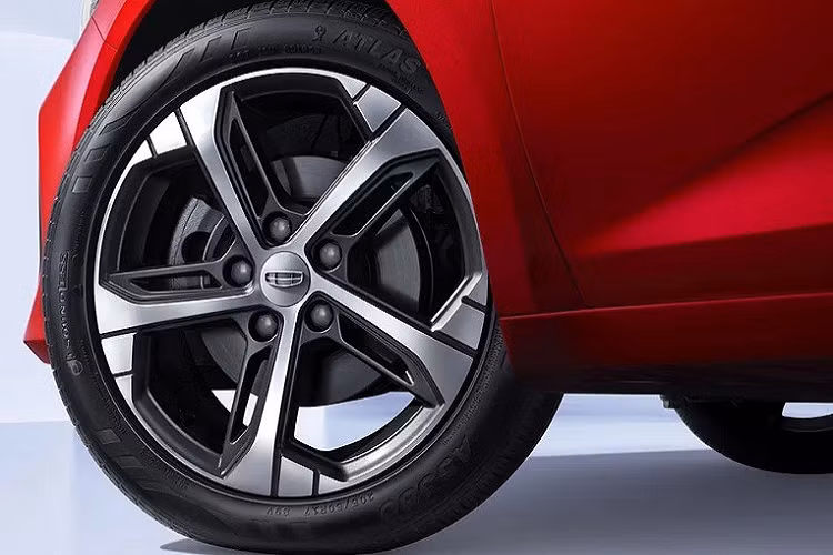 Ngoài ra, Geely Emgrand L 2022 còn có cụm đèn pha sắc sảo, tích hợp 3 dải đèn LED định vị ban ngày. Tiếp đến là khe gió nằm dọc cạnh đèn sương mù và tấm ốp gầm giả màu bạc dưới cản trước. Khác với đầu xe, thiết kế sườn xe của Geely Emgrand L 2022 vẫn được bê nguyên từ Emgrand GL sang, trừ bộ vành la-zăng 17 inch. Bộ vành 5 chấu này có thiết kế tua-bin và sơn phối 2 màu.