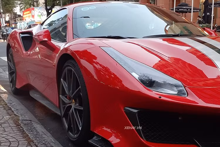 Bọc bên ngoài là bộ lốp Michelin Pilot Street Cup 2. So với 488 GTB tiêu chuẩn, Ferrari 488 Pista nhẹ hơn 90 kg, đạt 1.280 kg. Ngoài ra, chiếc Ferrari 488 Pista này còn được trang bị tùy chọn gói ngoại thất với nhiều chi tiết làm bằng sợi carbo như ốp cản trước/sau, ốp hông, viền hốc gió bên hông,…