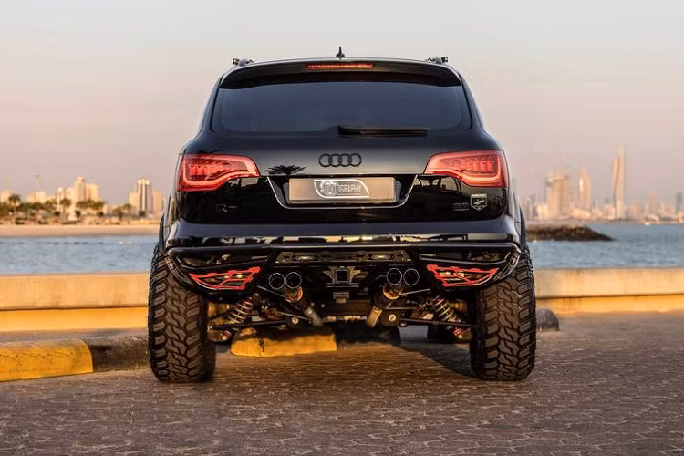 Về trang bị vận hành, bản độ Audi Q7 vẫn sử dụng khối động cơ xăng 3,6L 6 xi lanh sản sinh công suất 280 mã lực và mô-men xoắn 360Nm, kết hợp hệ dẫn động bốn bánh Quattro. Mức giá độ xe Audi Q7 2009 này hiện vẫn hưa được chủ nhân tiết lộ.