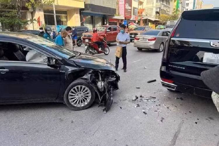 Được mệnh danh là "khủng long" trong giới ôtô, Cadillac Escalade sở hữu ngoại hình bệ vệ, vuông vức. Với chiều dài lên đến hơn 5m, Escalade khiến mọi chiếc xe khác đều trở nên tí hon. Nhắm tới phân khúc cao cấp, mẫu SUV full-side của Cadillac được trang bị nhiều tính năng an toàn như hệ thống phanh ABS chống trơn trượt, cảnh báo va chạm, điều khiển hành trình tự động, giám sát điểm mù,…