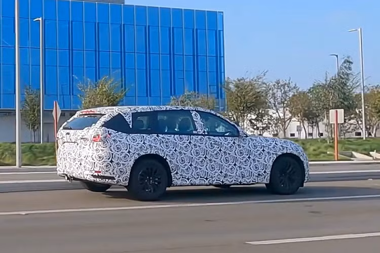 Những hình ảnh "úp mở" đầu tiên của CX-90 mới do hãng Mazda tung ra đã chứng tỏ điều đó.Những hình ảnh này không cho thấy rõ thiết kế của Mazda CX-90 mới. Mazda chỉ khẳng định mẫu SUV này sẽ sở hữu thiết kế táo bạo nhất trong dàn sản phẩm của hãng từ trước đến nay. Ngoài ra, Mazda CX-90 còn có thêm màu sơn mới là đỏ Artisan Red Premium.