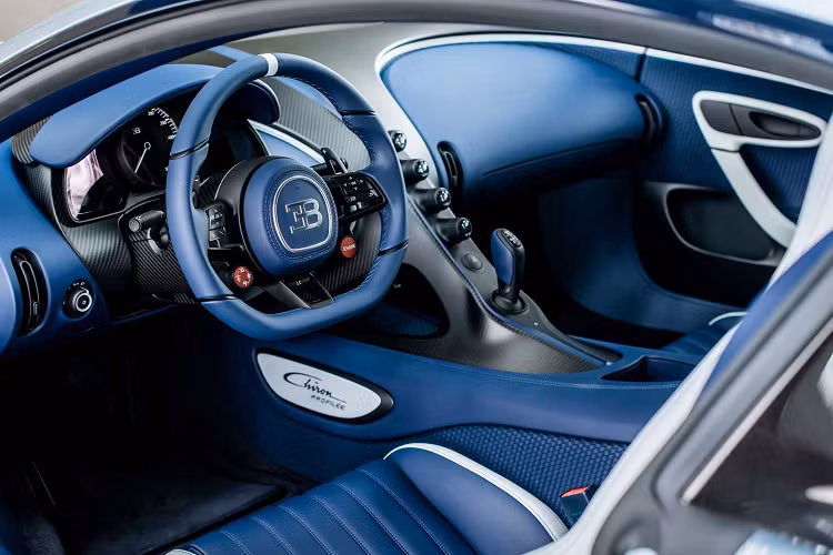 Với khả năng tăng tốc từ 0 – 100 km/h trong 2,3 giây và từ 0 – 200 km/h trong 5,5 giây, Bugatti Chiron Profilée là một trong những chiếc xe thương mại có khả năng tăng tốc nhanh nhất từ trước đến nay. Tốc độ tối đa cao hơn 30 km/h so với của Pur Sport, tốc độ tối đa "chỉ" được giới hạn ở mức 350 km/h.