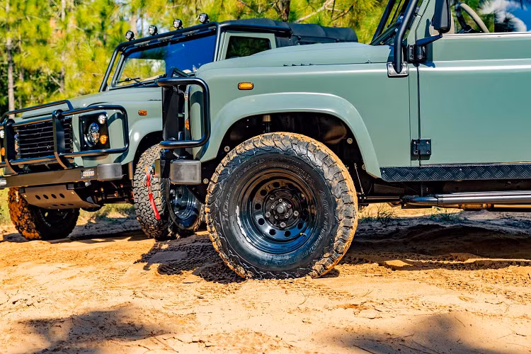 Điểm khác biệt nữa của Defender này là ổ cắm 110 volt, bộ sạc không dây và điều hòa không khí phía sau để tăng thêm sự thoải mái cho hành khách.