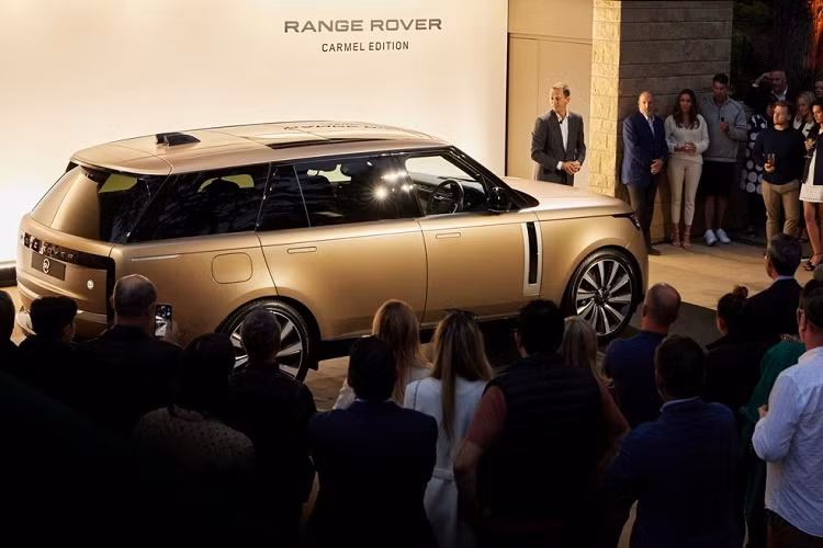 Tham gia sự kiện Monterey Car Week trong khuôn khổ triển lãm Pebble Beach Concours d'Elegance 2022 tại Mỹ, Land Rover đã vén màn phiên bản đặc biệt mới mang tên Range Rover SV Carmel Edition 2023 mới. Chỉ dành riêng cho thị trường Bắc Mỹ, Range Rover SV Carmel Edition 2023 có số lượng sản xuất đúng 17 chiếc.