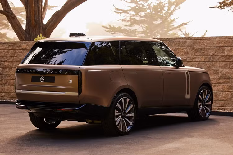 Range Rover House là nơi nghỉ dưỡng đầu tiên dành cho khách hàng của hãng Land Rover ở khu vực Bắc Mỹ. Nhìn ra vịnh Monterey, Range Rover House là một trong những địa điểm đặc biệt trên toàn cầu của hãng Land Rover. Chỉ những khách hàng được hãng Land Rover mời mới có cơ hội ghé thăm Range Rover House.