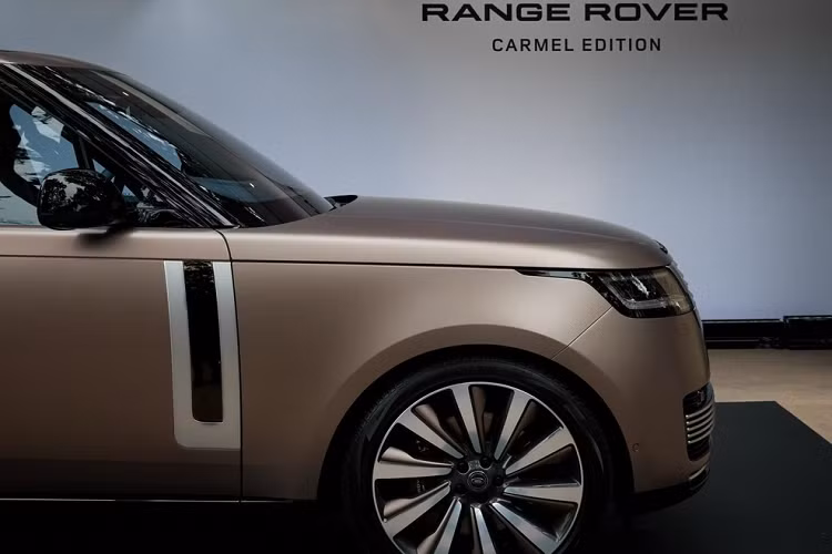 Trang bị đáng chú ý tiếp theo của Range Rover SV Carmel Edition 2023 chính là đèn chào mừng do bộ phận SV Bespoke chế tạo. Đèn này có tác dụng chiếu sáng mặt đất vào buổi tối. Tuy ngoại thất của Range Rover SV Carmel Edition 2023 khá bắt mắt nhưng nội thất bên trong xe mới là điểm nhấn thực sự. Bước vào bên trong mẫu SUV hạng sang này, người dùng sẽ bắt gặp không gian nội thất xa hoa với ghế trước bọc da màu xanh Liberty Blue, tương phản với ghế sau bọc da màu nâu Caraway.